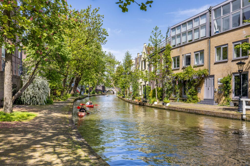 Oudegracht bij Twijnstraat aan de werf met kano's. Foto bij een artikel over huizenprijzen in Utrecht